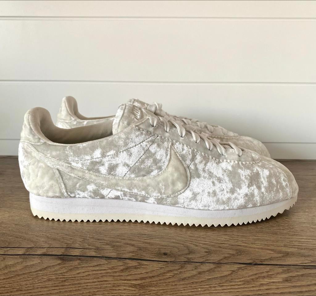 Nike Cortez Classic Velvet Sneakers Maat 43, Ophalen of Verzenden, Zo goed als nieuw, Beige, Sneakers of Gympen