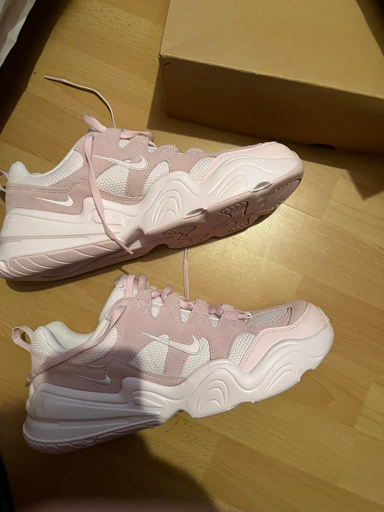 Nieuwe roze nike sneakers gympen maat 42,5 tech era, Ophalen of Verzenden, Nieuw, Roze, Sneakers of Gympen
