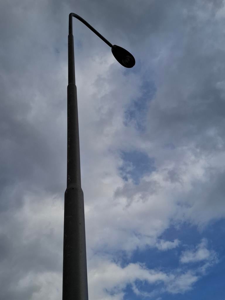 12 meter hoge lantaarnpaal aluminium met armentuur en kabel., Telecommunicatie, Antennes en Masten, Ophalen of Verzenden, Mast