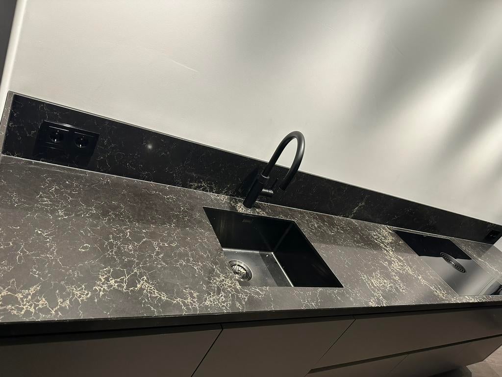 Prachtig keukenblad 366x60 cm, plus 20 cm hoge spatrand, Ophalen, Zwart, Nieuw, 200 cm of meer