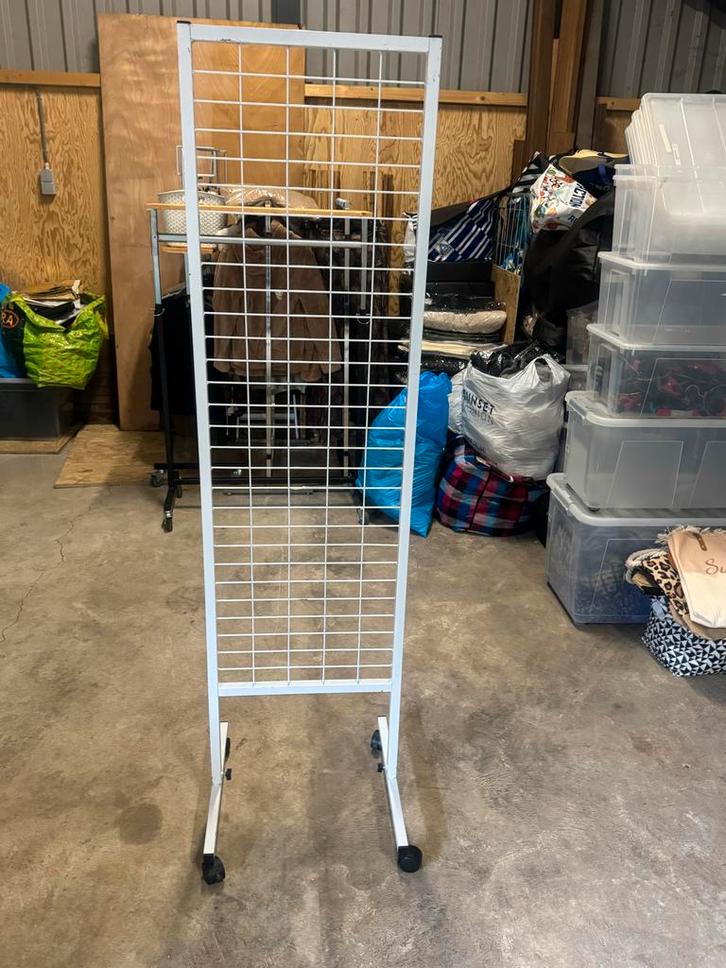 4 Wit metalen rek met wieltjes en haken, Zakelijke goederen, Kantoor en Winkelinrichting | Winkel en Inventaris, Ophalen of Verzenden