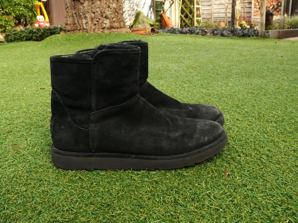 UGG laarzen maat 38 kleur zwart, Kleding | Dames, Hoge laarzen, UGG, Zwart, Ophalen of Verzenden