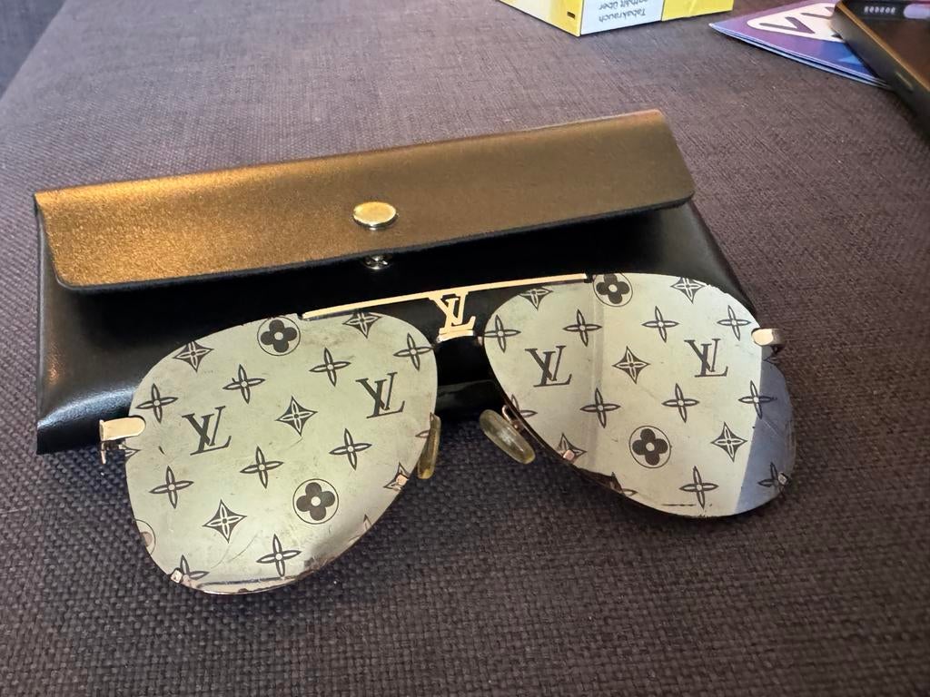 Louis Vuitton Zonnebril met Monogram Patroon, Gebruikt, Zonnebril, Grijs, Ophalen