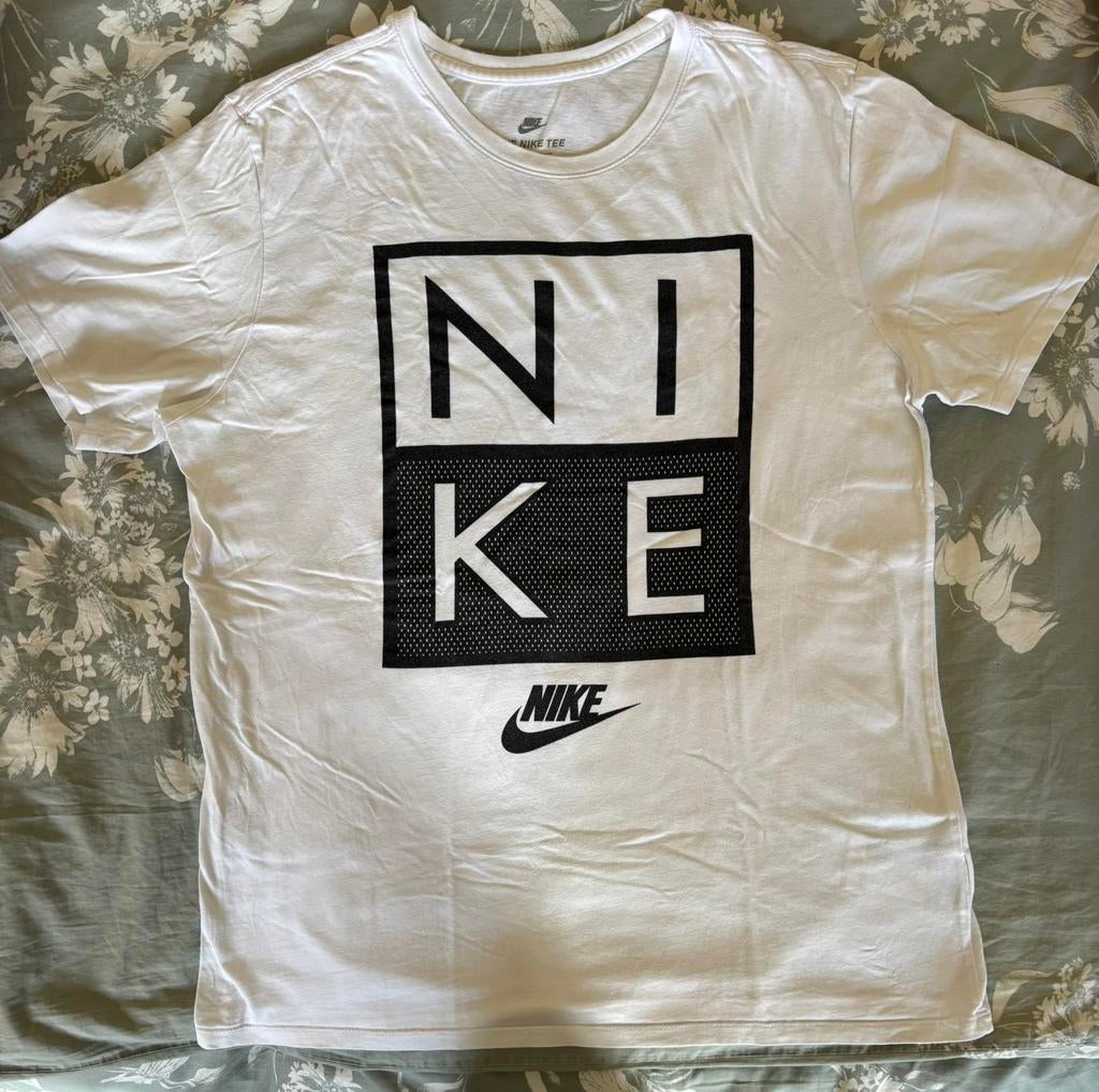 T-Shirt The Nike Tee, Kinderen en Baby's, Kinderkleding | Maat 176, Ophalen of Verzenden, Zo goed als nieuw, Jongen of Meisje