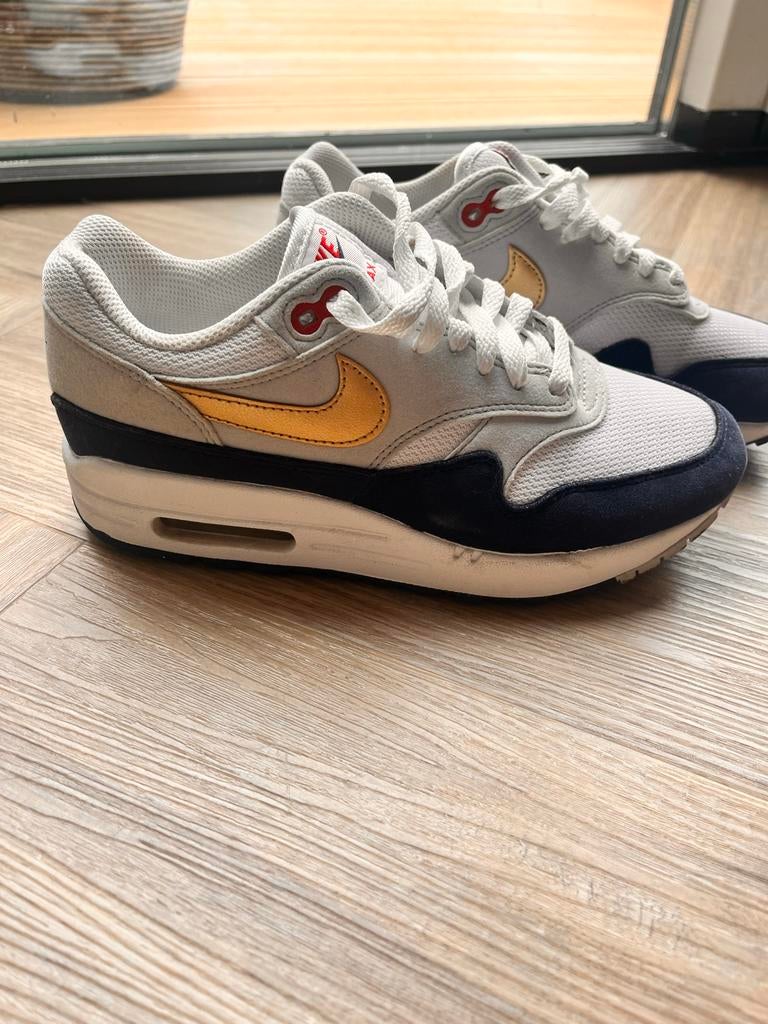 Nike Air Max 1 Sneakers - Grijs, Blauw & Goud, Kleding | Dames, Schoenen, Ophalen of Verzenden, Gedragen, Grijs, Sneakers of Gympen