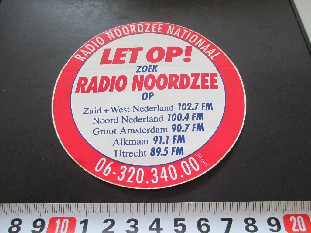 sticker let op zoek RADIO NOORDZEE op ... frequenties, Verzamelen, Ophalen, Zo goed als nieuw