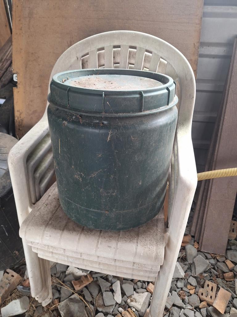 Diverse (voer) tonnen en regenton