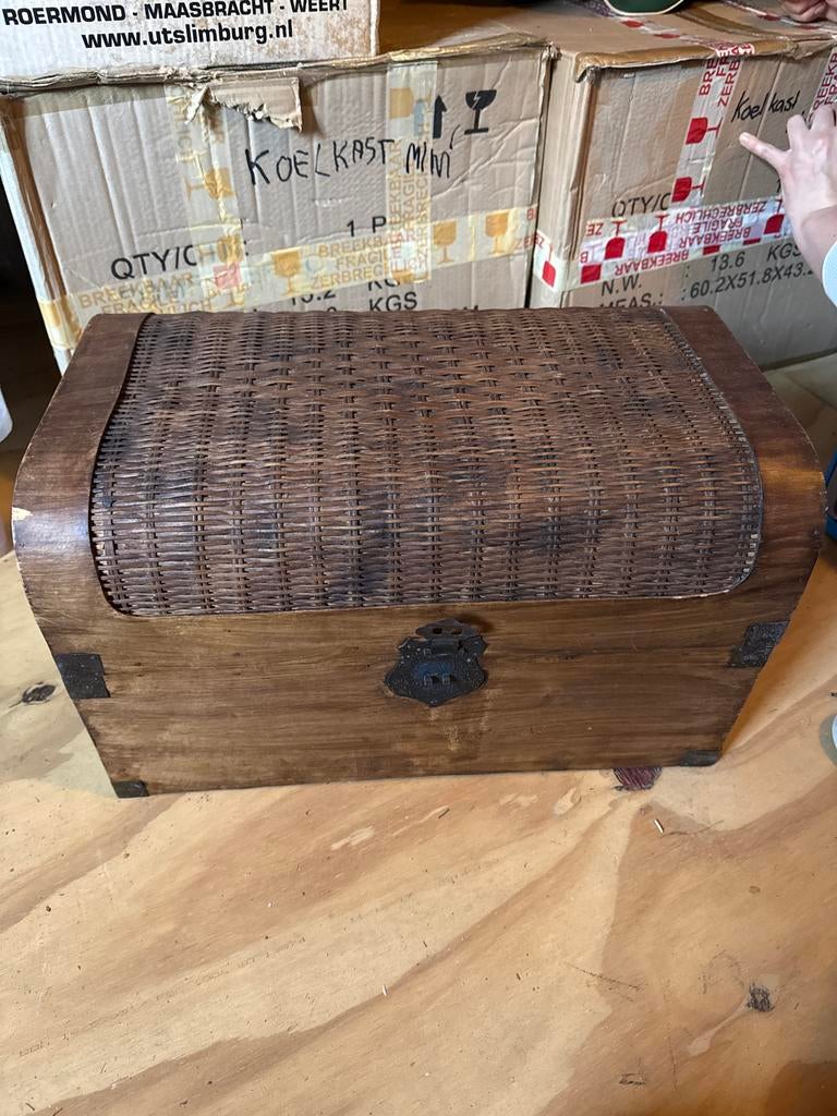 Vintage houten kist met rieten deksel, 50 tot 100 cm, Ophalen of Verzenden, Zo goed als nieuw, Minder dan 50 cm