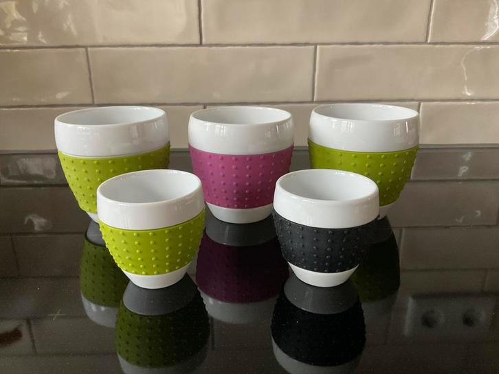 Bodum Pavina porseleinen kopjes met siliconen grip (5), Huis en Inrichting, Keuken | Servies, Gebruikt, Kop(pen) en/of Schotel(s)