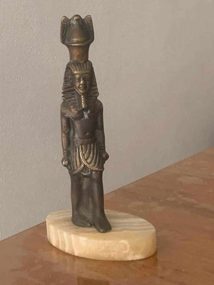 Vintage Egyptische Farao beeldje op marmeren voet, Antiek en Kunst, Kunst | Beelden en Houtsnijwerken, Ophalen of Verzenden