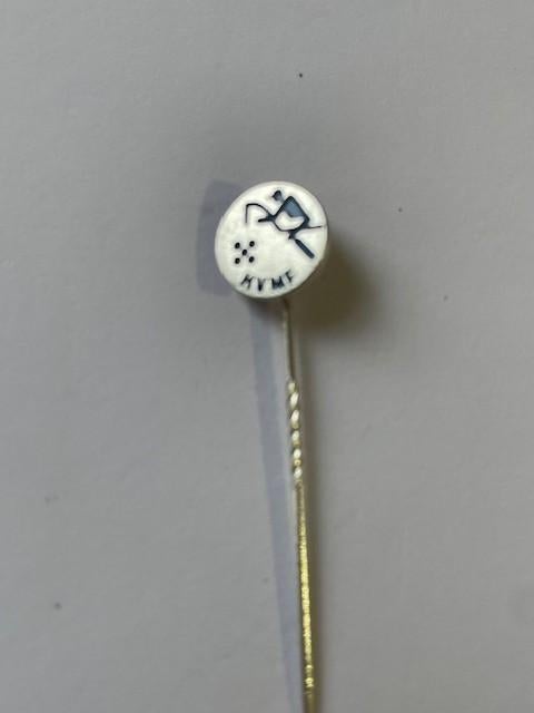 speldje paarden sport HVMF, Verzamelen, Speldjes, Pins en Buttons, Ophalen of Verzenden, Zo goed als nieuw, Overige onderwerpen