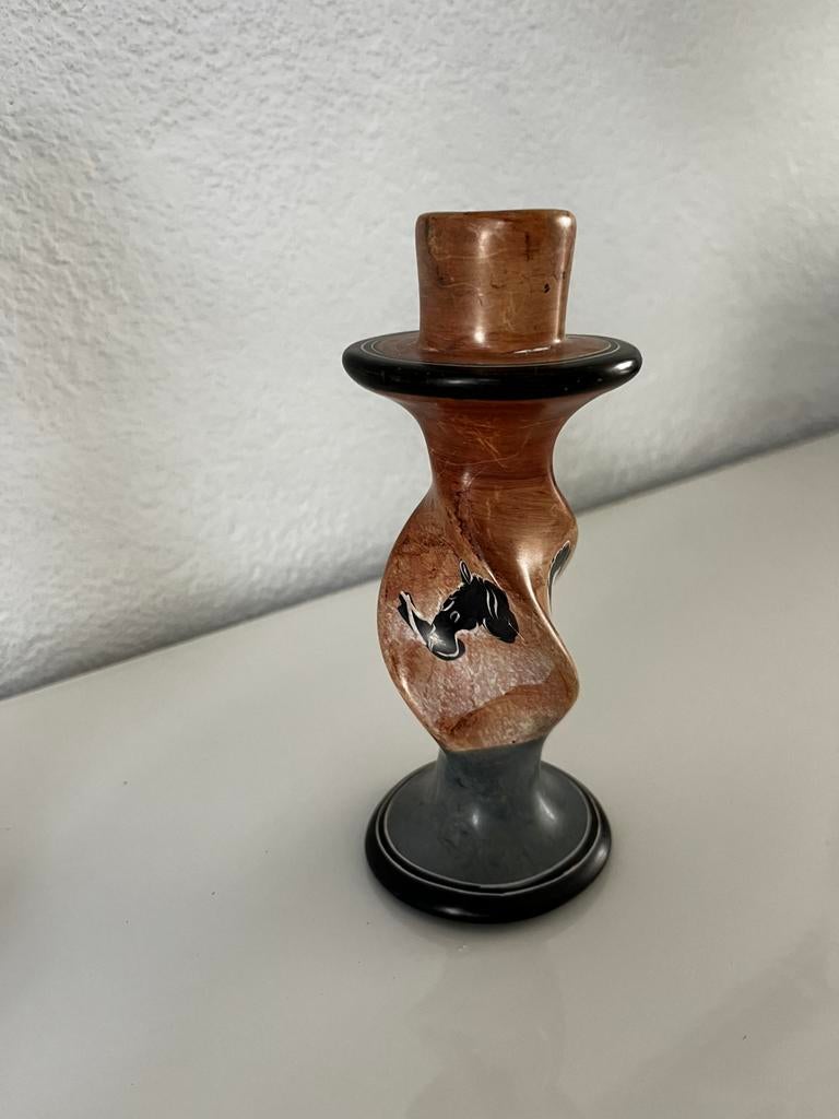 Keniaanse speksteen kandelaar Kisii, Ophalen