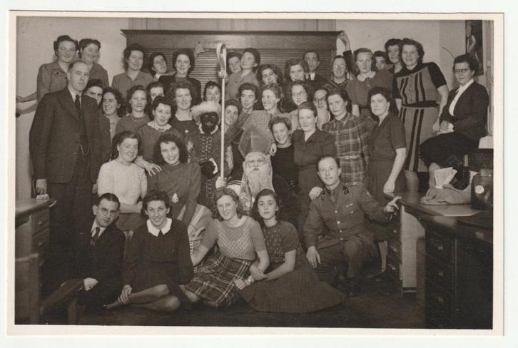 Oude grote foto Sinterklaas en zwarte Piet met militair, Verzamelen, Foto's en Prenten, Gebruikt, Foto, Overige onderwerpen, 1940 tot 1960