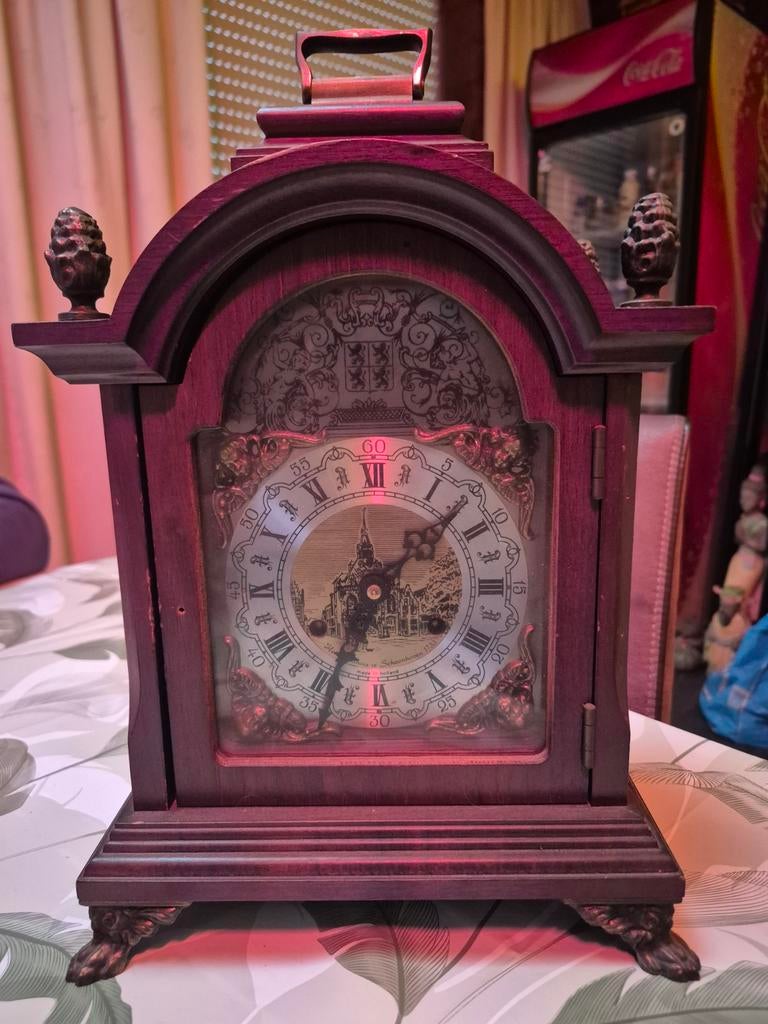 Houten tafelklok met Romeinse cijfers, Antiek en Kunst, Antiek | Klokken, Ophalen of Verzenden