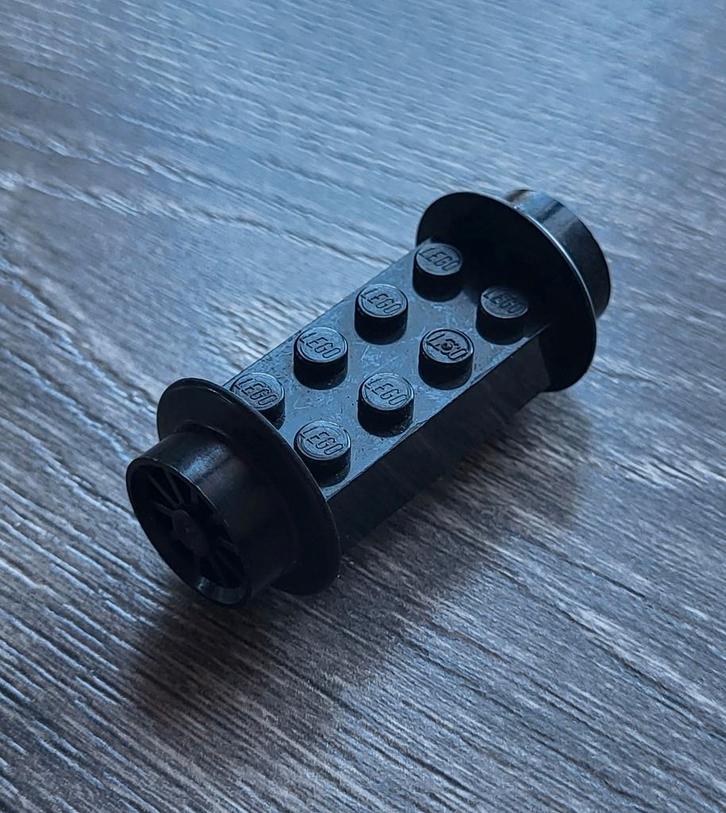 Lego trein wagon wielen Zwart met vast 4x2x1 as blokje., Kinderen en Baby's, Speelgoed | Duplo en Lego, Gebruikt, Lego, Losse stenen