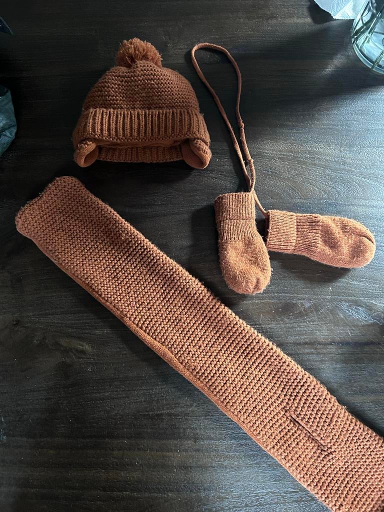 HEMA baby winterset bruin (muts, sjaal, wanten), Kinderen en Baby's, Babykleding | Mutsen, Sjaals en Wanten, Gebruikt, Ophalen of Verzenden