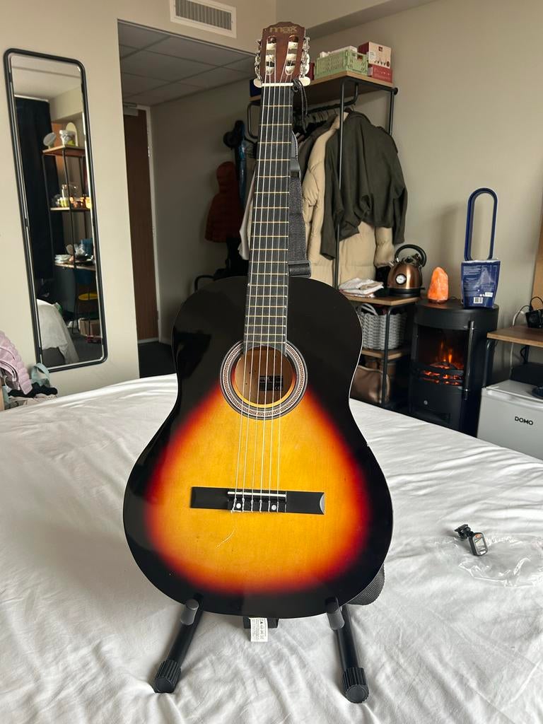Nieuwe gitaar met draaghoes, standaard, plectrum en snaren, Ophalen of Verzenden, Nieuw, Klassieke of Spaanse gitaar