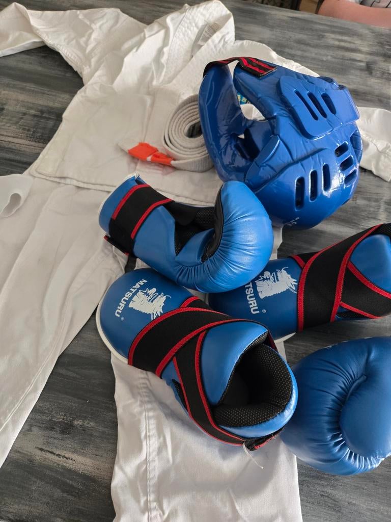 Complete Taekwondo set: pak (140) en nieuwe sparset, Ophalen of Verzenden, Taekwondo, Vechtsportpak