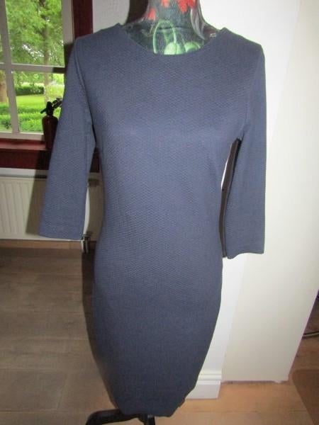 F1112 Mint & Berry mt S jurk donkerblauw reliëf, Zo goed als nieuw, Knielengte, Mint & Berry, Maat 36 (S)