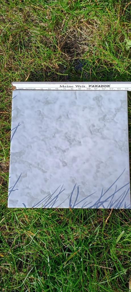 23 tegeltjes wit-grijs gewolkt 13,2cmx13,2, Doe-het-zelf en Verbouw, Tegels, Ophalen, Minder dan 20 cm, Minder dan 20 cm, Minder dan 5 m²