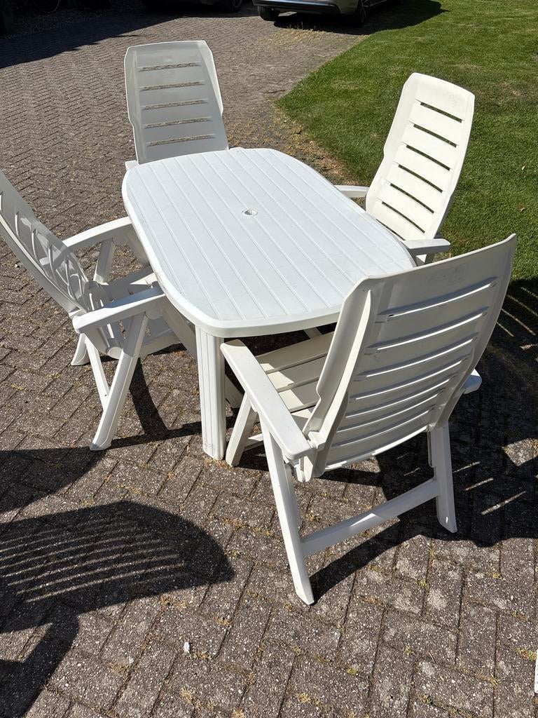 Witte kunststof tuinset met 4 stoelen en tafel, Ophalen, 4 zitplaatsen, Kunststof, Gebruikt