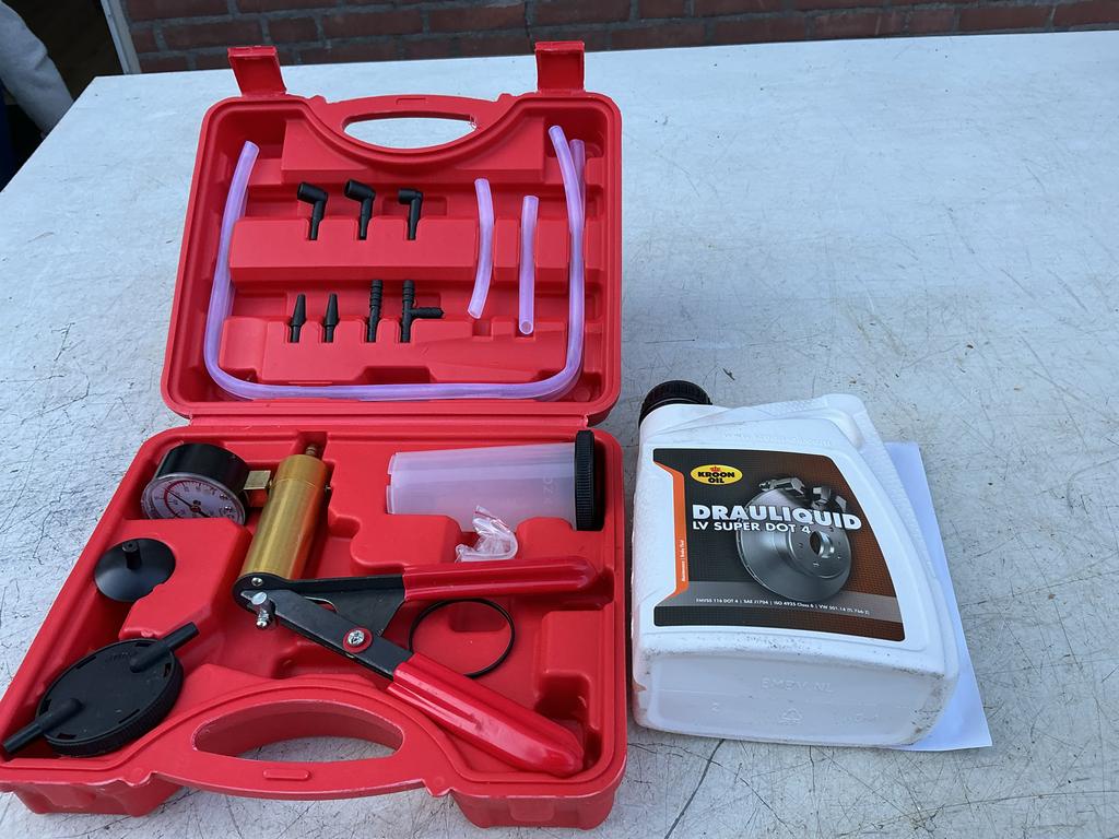 Remmen vulsel en ontluchtingsset met remvloeistof, Ophalen of Verzenden, Nieuw, Universele onderdelen