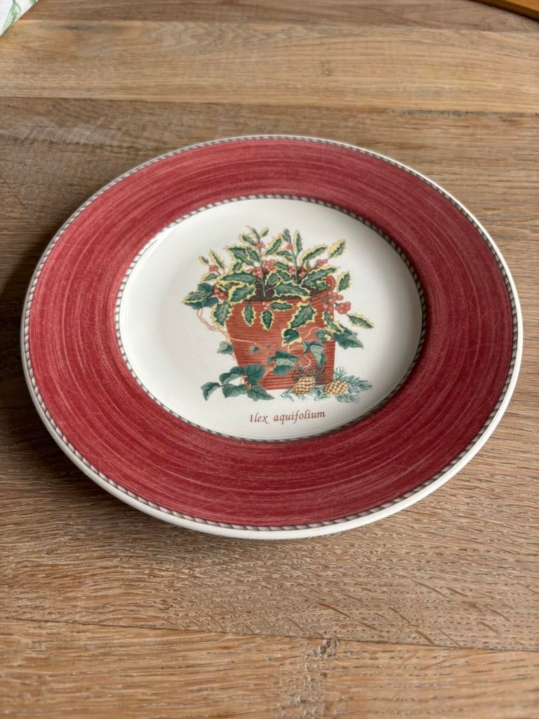 Wedgwood Sarah’s garden bord rood kerst hulst, Huis en Inrichting, Keuken | Servies, Zo goed als nieuw, Bord(en), Wedgwood, Porselein