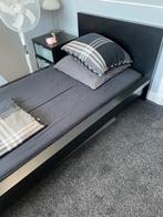 Zwart eenpersoonsbed met nachtkastje, Ophalen, Gebruikt, 90 cm, Eenpersoons