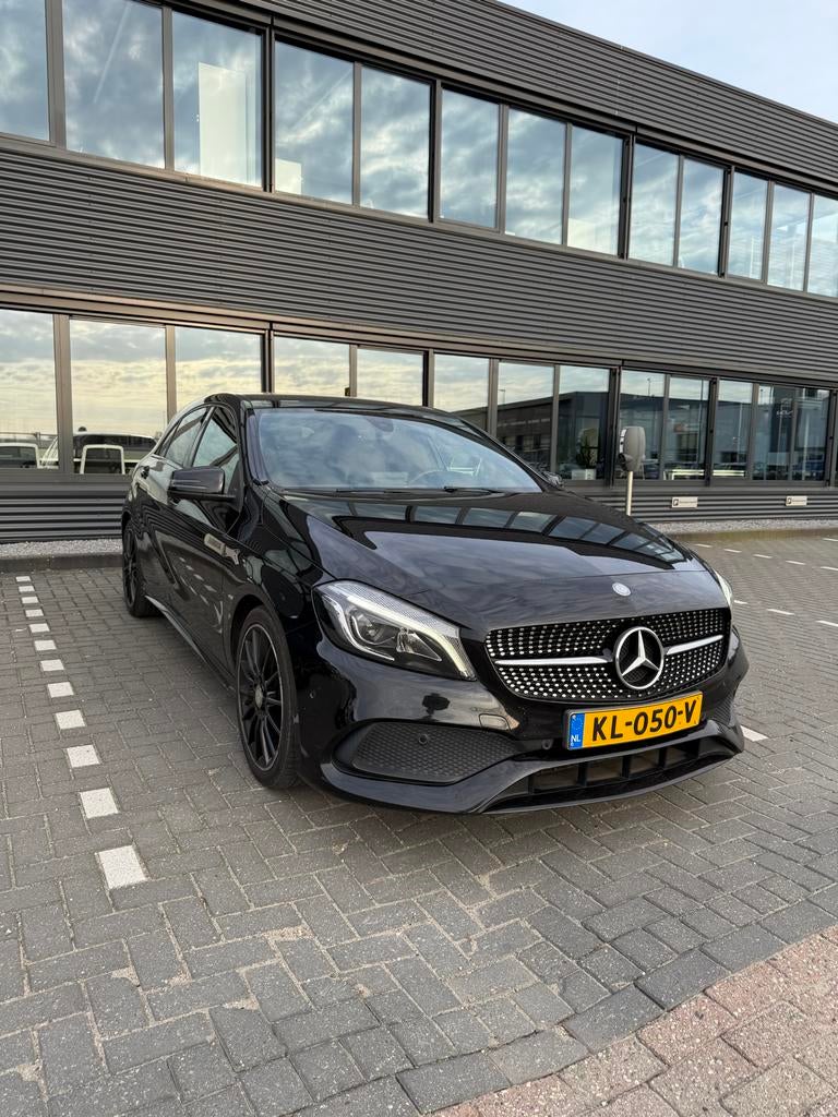 Mercedes-Benz A180 AUT 2016 Zwart Dealer onderh. NAP Xenon, Auto's, Parkeerassistent, 4 cilinders, 1200 kg, 19 km/l