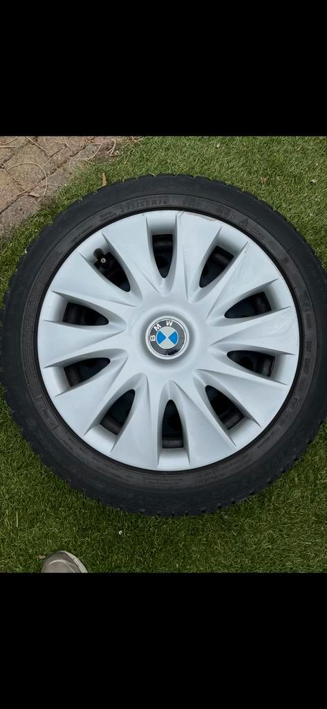 Winterbanden BMW 1 Serie (205/55R16) met wieldoppen, Auto-onderdelen, Banden en Velgen, Banden en Velgen, Winterbanden, 16 inch