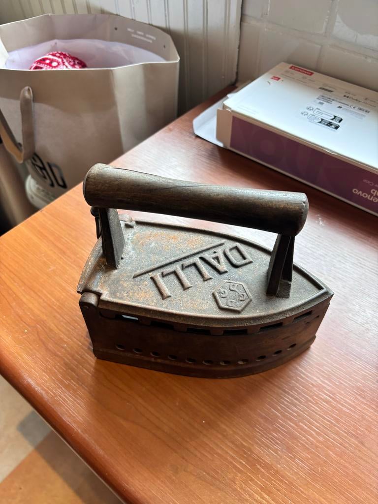 Oude kolen strijkijzer Dalli, Antiek en Kunst, Ophalen of Verzenden