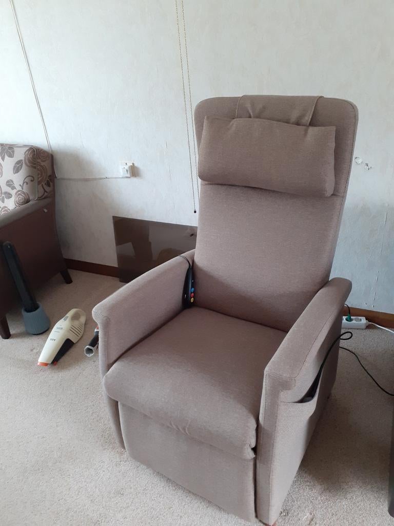 Elektrische sta/op relax stoel, Huis en Inrichting, Fauteuils, Ophalen, Gebruikt, 50 tot 75 cm