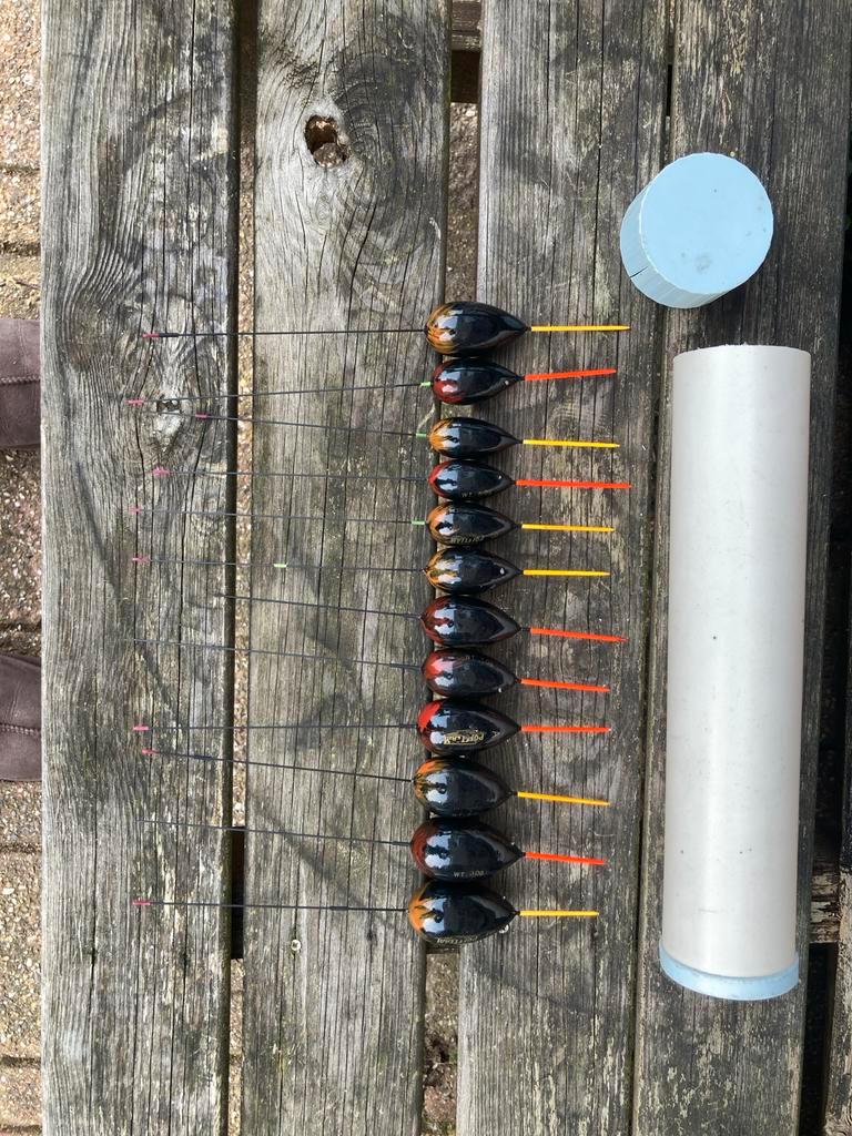 Set van 10 dobbers voor vissen, inclusief koker, Watersport en Boten, Hengelsport | Algemeen, Gebruikt, Dobber of Lood, Ophalen