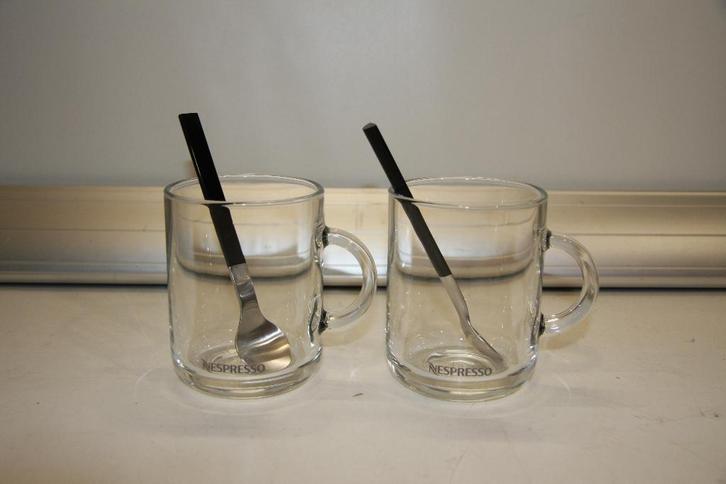 nespresso mokken met lepeltjes 10,5 cm hoog 8 cm dia (254), Huis en Inrichting, Keuken | Servies, Zo goed als nieuw, Kop(pen) en/of Schotel(s)