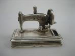 Miniatuur zilveren Naaimachine uit ca. 1962 gemaakt door J., Verzenden, Zilver