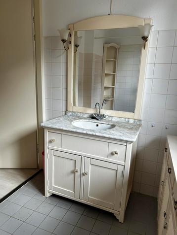 Brocante badmeubel met marmeren plaat en verlichting beschikbaar voor biedingen