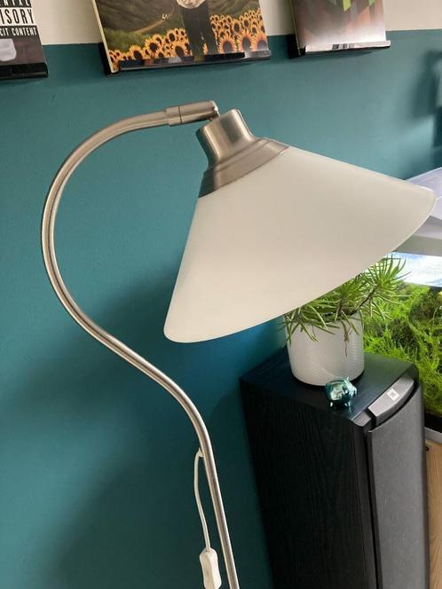 IKEA zilverkleurige staande lamp KROBI met wit glazen kap, Huis en Inrichting, Lampen | Vloerlampen, Gebruikt, 100 tot 150 cm