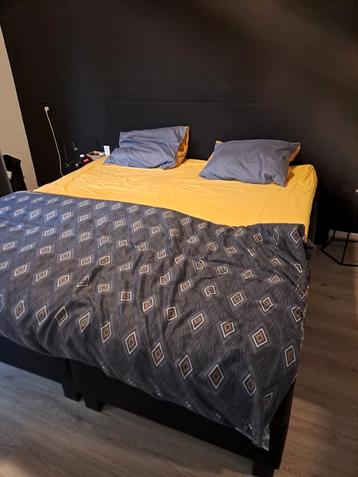 Boxspring 200x180x60 - 1 jaar oud - Wegens verhuizing beschikbaar voor biedingen