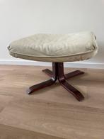 Vintage voetenbank crème wit leer en hout, voetensteun, poef, Huis en Inrichting, Banken | Voetenbanken en Poefen, Ophalen, Minder dan 50 cm