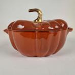 Staub Pompoen Cocotte kaneel 24cm, Huis en Inrichting, Keuken | Potten en Pannen, Ophalen, Gietijzer, Nieuw, Keramische plaat