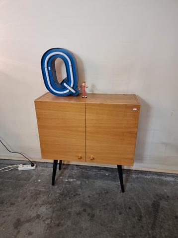 Vintage wandkastje jaren 60 beschikbaar voor biedingen