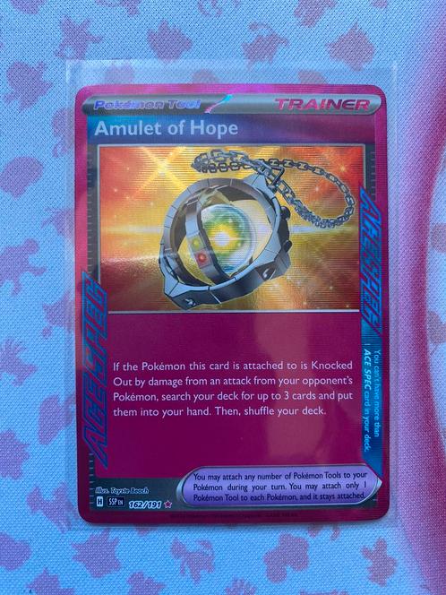 Amulet of Hope Ace Spec Trainer 162 Pokémon Surging Sparks, Hobby en Vrije tijd, Verzamelkaartspellen | Pokémon, Nieuw, Losse kaart