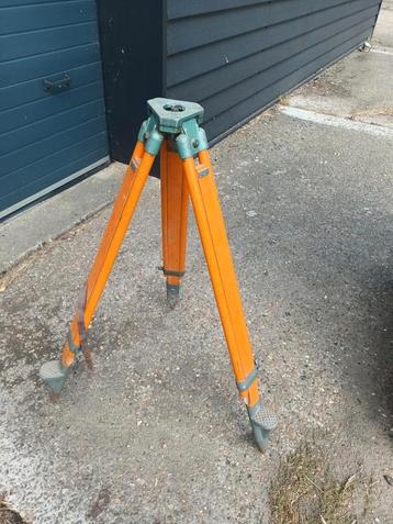 3 verschillende landmeetstatieven driepoten tripods beschikbaar voor biedingen