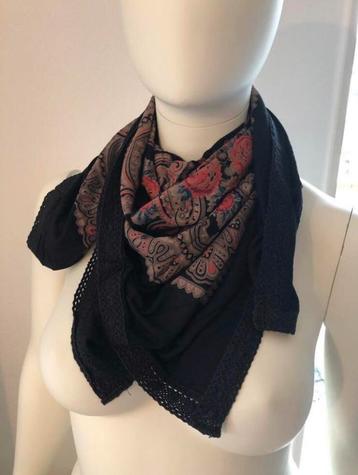 VERA MODA shawl sjaal zwart met print rozen paisley