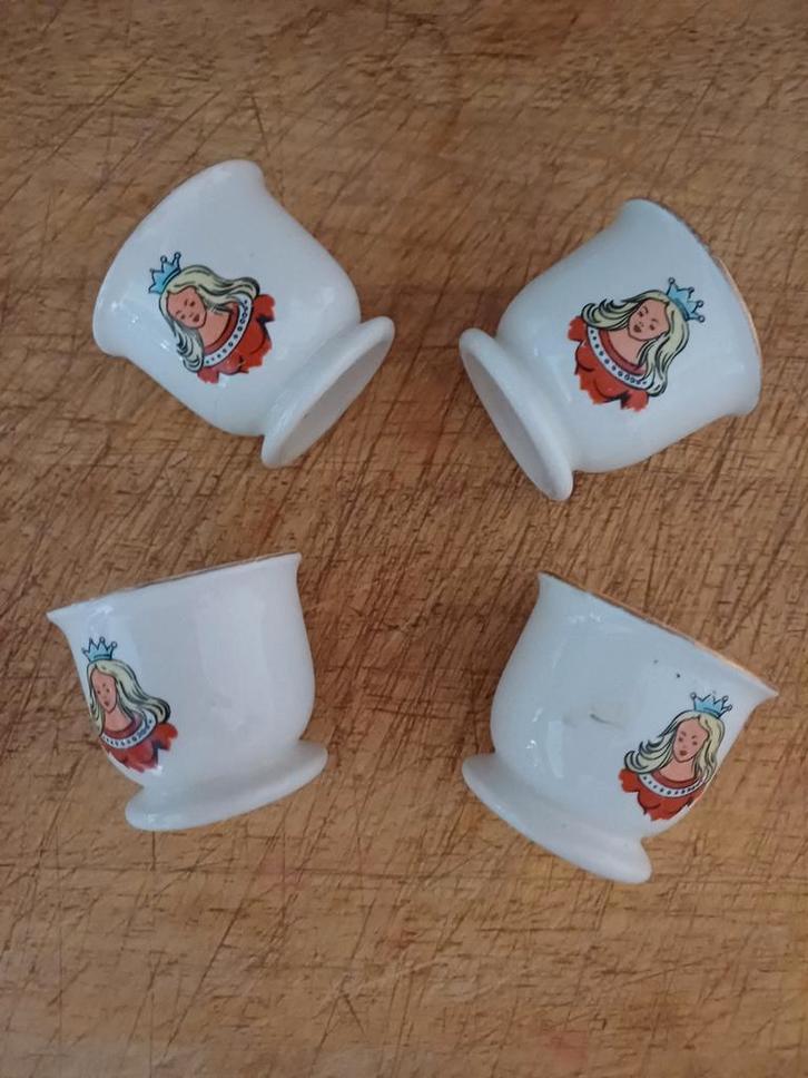 Antieke Eierdopjes Sprookjes Regout Societe Ceramique?, Antiek en Kunst, Antiek | Servies los, Verzenden