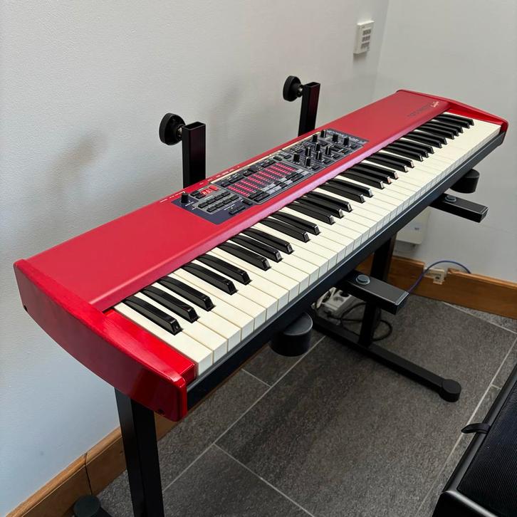 Clavia Nord Electro 2 (73 toetsen) - topconditie + standaard, Muziek en Instrumenten, Keyboards, Zo goed als nieuw, 76 toetsen