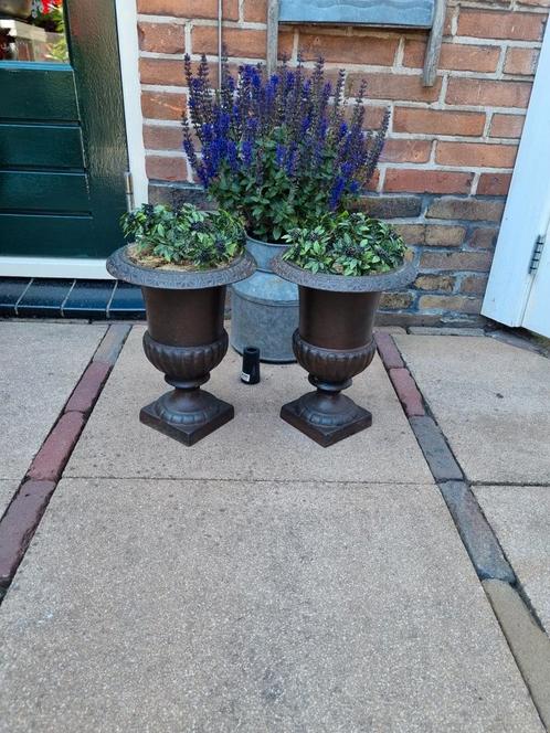 Brocante gietijzeren tuinvazen, Tuin en Terras, Tuinvazen, Zo goed als nieuw, Ophalen of Verzenden