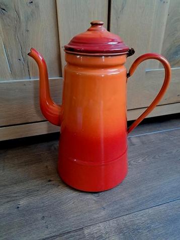 Vintage emaille franse koffiekan oranje/rood hoogte 28 cm beschikbaar voor biedingen