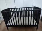 Zwarte ledikant met aerosleep matras en anti reflux kussen, Ophalen, Gebruikt, Ledikant