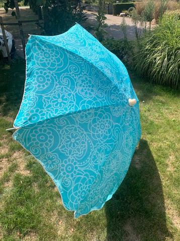 Groen witte kantelbare parasol beschikbaar voor biedingen